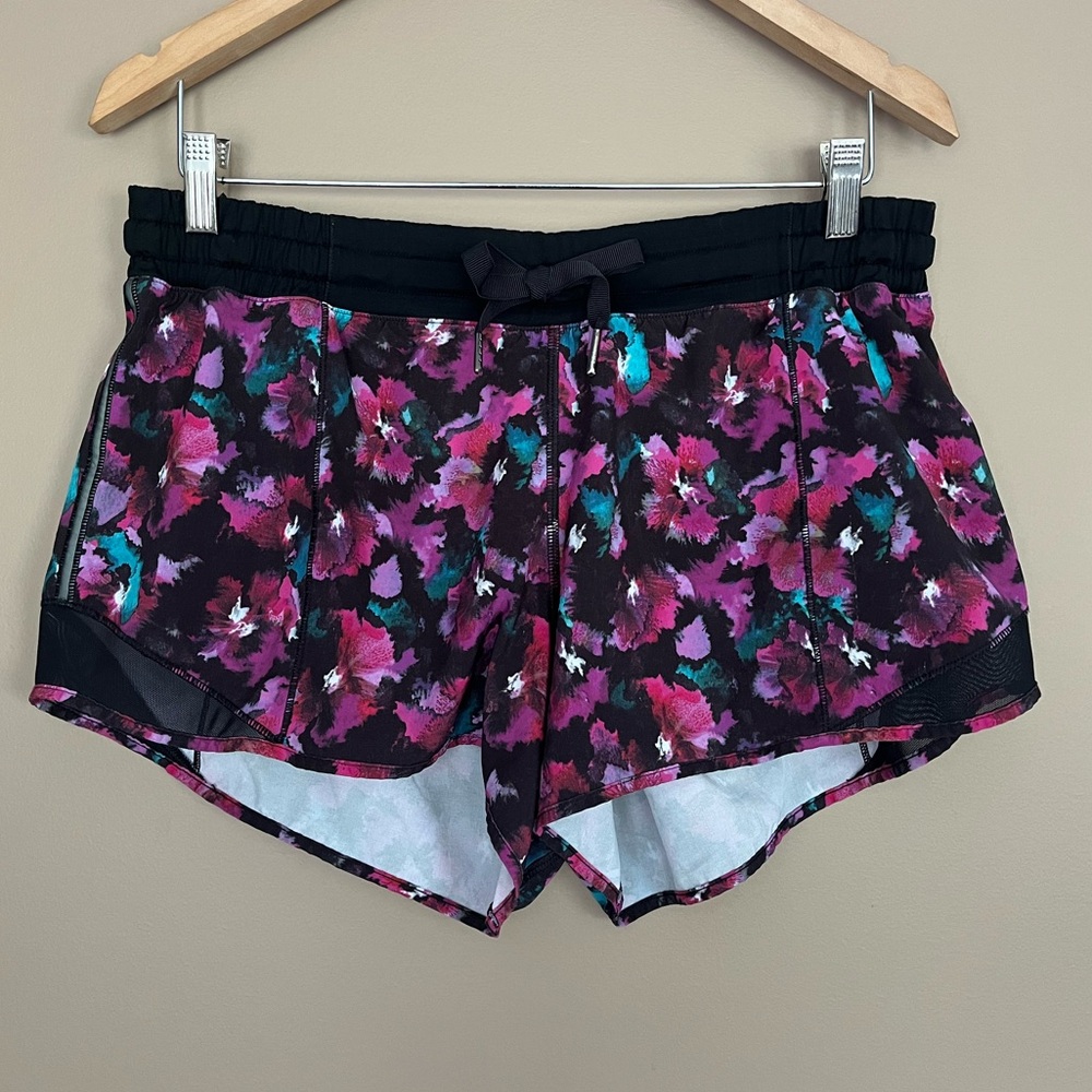 {Lululemon} Hotty Hot Short in Mini Midnight Bloom Black Deep Fuschia / Black